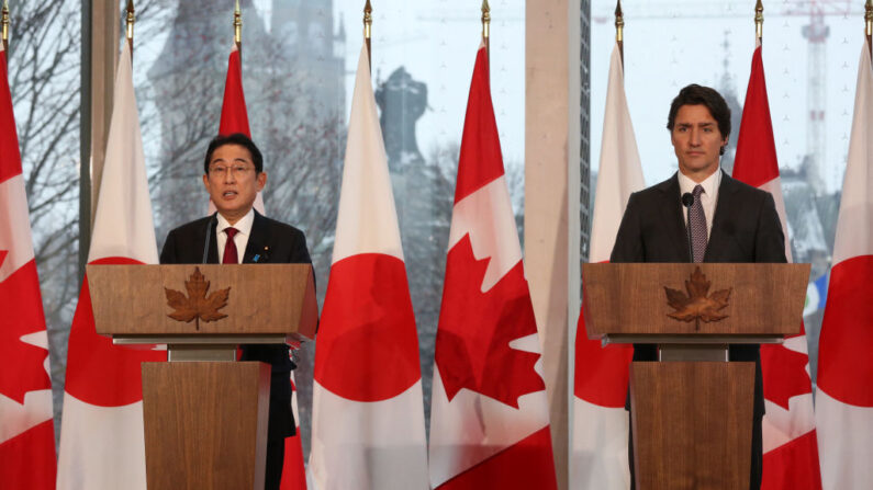 Le premier ministre canadien Justin Trudeau et le Premier ministre japonais Kishida Fumio en conférence de presse le 12 janvier 2023 à Ottawa. (DAVE CHAN/AFP via Getty Images)
