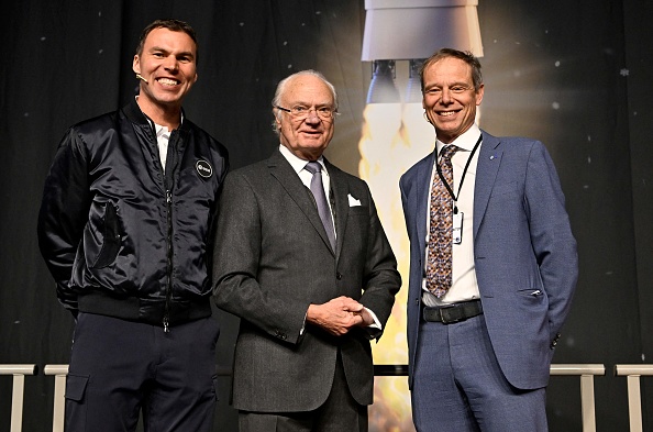 L'astronaute suédois de l'ESA Marcus Wandt (G), le roi de Suède Carl XVI Gustaf (C) et l'astronaute suédois de l'ESA Christer Fuglesang posent lors de l'inauguration de la nouvelle rampe de lancement de satellites d'Esrange au Spaceport Esrange, près de Kiruna, en Suède, le 13 janvier 2023. (Photo : JONAS EKSTROMER/TT News Agency/AFP via Getty Images)