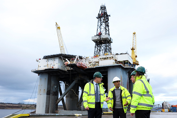  Le Premier ministre britannique, Rishi Sunak, et le Secrétaire d'État pour l'Écosse, Alister Jack, visitent le port de Cromarty Firth le 13 janvier 2023 à Invergordon, en Écosse. (Photo : Russell Cheyne - Pool / Getty Images)