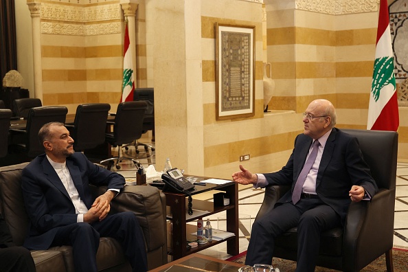 Le Premier ministre libanais Najib Mikati (R) rencontre le ministre iranien des Affaires étrangères Hossein Amir-Abdollahian dans la capitale Beyrouth le 13 janvier 2023. (Photo : ANWAR AMRO/AFP via Getty Images)