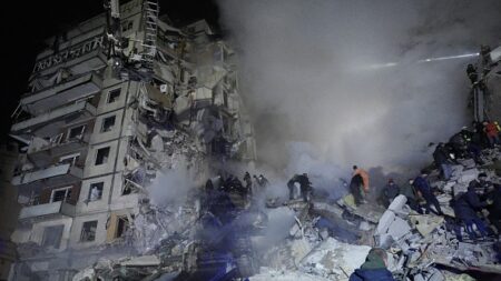 Guerre en Ukraine: le bilan du bombardement de Dnipro grimpe à 40 morts, l’Union européenne dénonce « un crime de guerre »