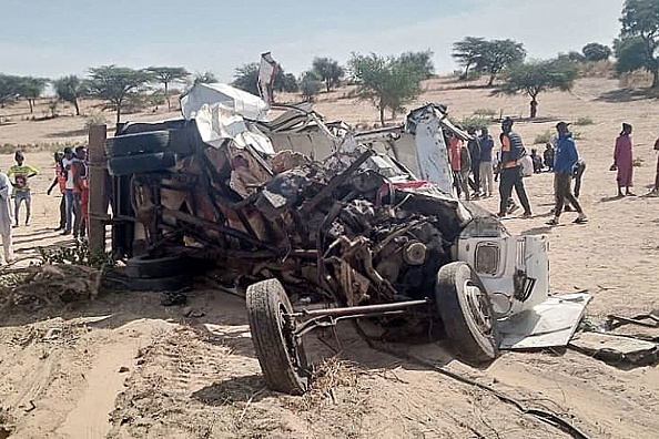 Une collision entre un car et un camion a fait vingt morts lundi au Sénégal, où les transporteurs résistent à des mesures adoptées une semaine plus tôt après le décès de plus de 40 personnes dans un autre accident. (Photo : OUSSEYNOU DIOP/AFP via Getty Images)