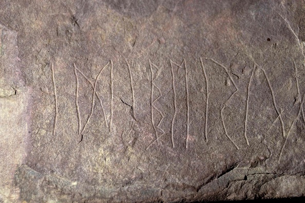 Une vue détaillée prise le 17 janvier 2032 à Oslo montre des inscriptions sur une pierre de grès, qui serait la plus ancienne pierre runique du monde, inscrite il y a près de 2000 ans, ce qui la rend plus ancienne de plusieurs centaines de siècles que les plus anciennes connues. (Photo : JAVAD PARSA/NTB/AFP via Getty Images)