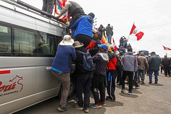 Des manifestants se préparent à partir vers Lima pour protester contre le gouvernement de la présidente péruvienne Dina Boluarte dans la ville d'Ilave, à Puno, dans le sud du Pérou, le 17 janvier 2023. (Photo : JUAN CARLOS CISNEROS/AFP via Getty Images)