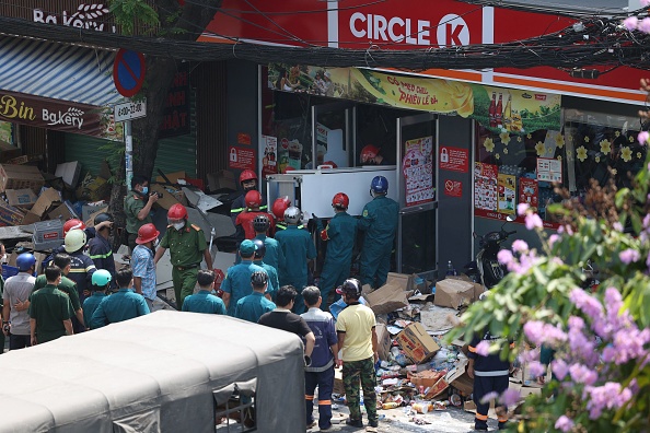 Des secouristes transportent le matériel d'une supérette Circle-K après l'effondrement d'une partie du bâtiment, tuant une jeune fille de 15 ans, à Ho Chi Minh Ville, Vietnam. (Photo : DAT TRAN/AFP via Getty Images)