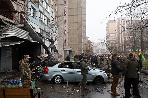 Des militaires interviennent près de la crèche où s'est écrasé l'hélicoptère qui transportait le ministre de l'Intérieur ukrainien, à Brovary, en Ukraine, le 18 janvier 2023. (Photo SERGEI SUPINSKY/AFP via Getty Images)