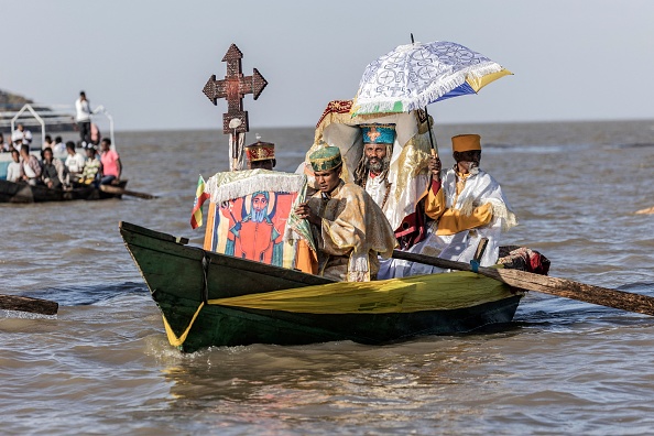 Des grands prêtres sur un bateau avec l'arche de l'alliance pour célébrer le timkat (Épiphanie éthiopienne) sur le lac Ziway, en Éthiopie, le 18 janvier 2023. (Photo : AMANUEL SILESHI/AFP via Getty Images)