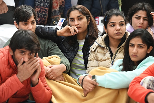 Une manifestation contre la Fédération indienne de lutte (WFI), à New Delhi, le 19 janvier 2023, suite à des allégations de harcèlement sexuel à l'encontre d'athlètes par des membres de la WFI.  (Photo : SAJJAD HUSSAIN/AFP via Getty Images)