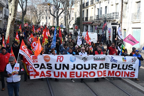 Des personnes marchent lors d'un rassemblement appelé par les syndicats français à Montpellier, dans le sud de la France, le 19 janvier 2023. (Photo : PASCAL GUYOT/AFP via Getty Images)