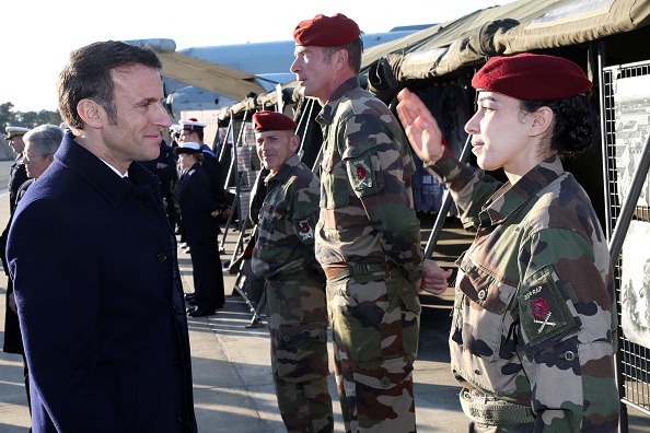 Le président Emmanuel Macron salue des soldats alors qu'il visite la base aérienne de Mont-de-Marsan le 20 janvier 2023. (Photo : BOB EDME/POOL/AFP via Getty Images)