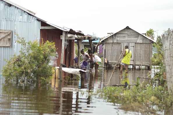 Des habitants tentent de reprendre leur vie quotidienne dans leur maison submergée par les eaux à Sambava, après le passage du cyclone Cheneso. (Photo : ELIE SERGIO/AFP via Getty Images)