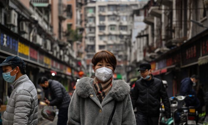 Rue de Wuhan, à côté d'un marché local, le 23 janvier 2023. (Hector Retamal/AFP via Getty Images)