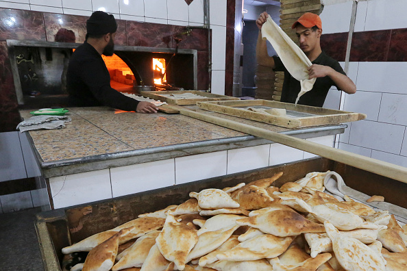 Omniprésent dans les repas irakiens et considéré comme un trésor national, le pain en forme de diamant appelé "samoun" accompagne à peu de frais tous les repas servis sur les tables du pays. (Photo : SABAH ARAR/AFP via Getty Images)