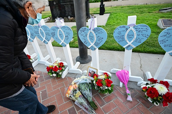 Les noms des onze personnes tuées lors d'une fusillade de masse présentés lors d'une veillée aux chandelles devant l'hôtel de ville de Monterey Park, en Californie. (Photo : FREDERIC J. BROWN/AFP via Getty Images)