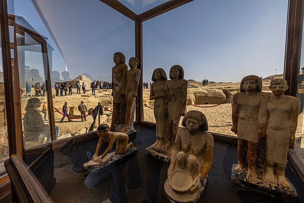 Une collection de statues de pharaons est exposée lors d'une conférence de presse à la nécropole de Saqqara, le 26 janvier 2023. (Photo : KHALED DESOUKI/AFP via Getty Images)