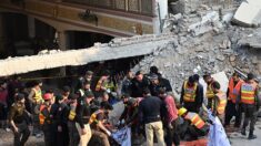 Pakistan: près de 90 morts dans l’attentat contre une mosquée, des corps retirés des décombres