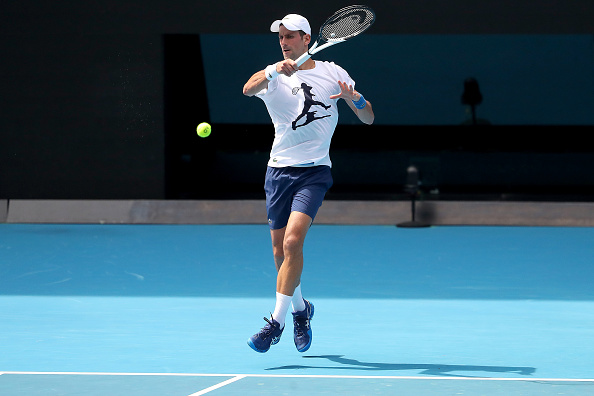 Novak Djokovic s'entraîne avant l'Open d'Australie 2022 à Melbourne Park le 11 janvier 2022 à Melbourne, Australie. (Photo : Kelly Defina/Getty Images)