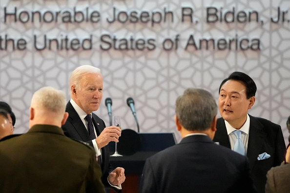 Le président américain Joe Biden en visite en Corée du Sud avec son homologue sud-coréen Yoon Suk-yeol en mai 2022. (Photo: Lee Jin-Man - Pool/Getty Images)