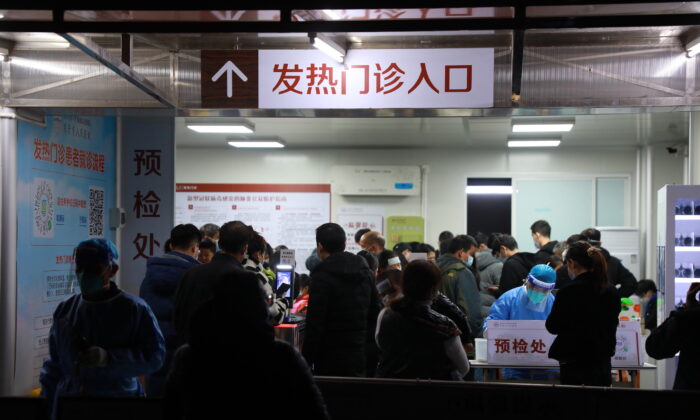 Attente à l'hôpital populaire de Dongguan, dans la province chinoise du Guangdong, le 20 décembre 2022. (VCG/VCG via Getty Images)