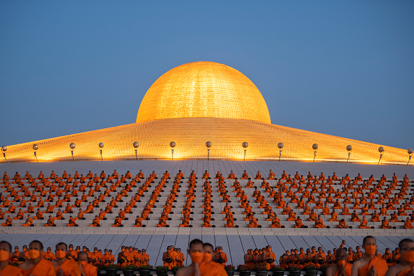 3000 moines participent à la cérémonie du Nouvel An au temple bouddhiste Wat Phra Dhammakaya, Thaïlande, le 1er janvier 2023. (Photo: Sirachai Arunrugstichai/Getty Images)