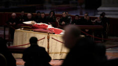 Des flots de fidèles à la basilique Saint-Pierre pour saluer Benoît XVI