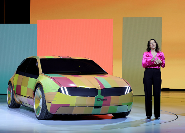 Stella Clarke, chef de projet chez BMW, présente la capacité de changement de couleur de la berline de sport EV concept BMW i Vision Dee (Expérience émotionnelle numérique), le 4 janvier 2023 à Las Vegas, Nevada. (Photo: Ethan Miller/Getty Images)