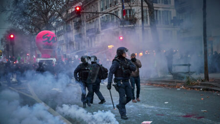 Manifestation à Paris: un homme amputé d’un testicule après un coup de matraque d’un policier