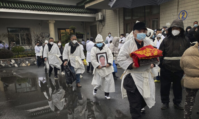 Cortège en vêtements funéraires blancs traditionnels, lors d'un enterrement à Shanghaï. (Kevin Frayer/Getty Images)