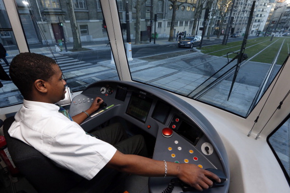 Un conducteur de la RATP du tramway T3b, Paris. (Photo: PIERRE VERDY/AFP via Getty Images)