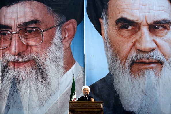  Le Président iranien Hassan Rouhani sous les portraits de l'ayatollah Ali Khamenei (G) et du fondateur de la République islamique d'Iran, l'ayatollah Ruhollah Khomeini (D).      (Photo : ATTA KENARE/AFP via Getty Images)