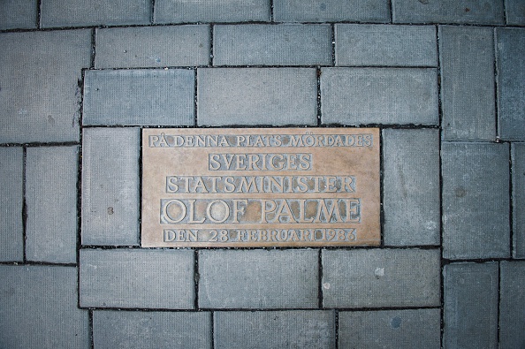 La plaque marquant le site où le Premier ministre suédois Olof Palme a été abattu le 28 février 1986, dans le centre de Stockholm. (Photo: JONATHAN NACKSTRAND/AFP via Getty Images)