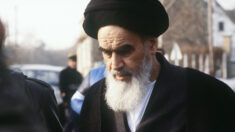 Yvelines: un portrait de l’ayatollah Khomeiny « occulté » à la demande d’ONG