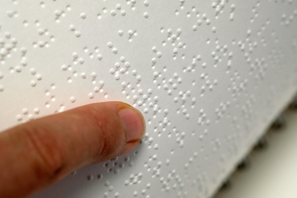 Depuis le 4 janvier 2023, plus de 2000 livres en braille sont accessibles au tarif d'un livre classique.  (Photo : ERIC CABANIS/AFP via Getty Images)
