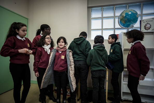 Des élèves portant des uniformes se tiennent dans une salle de classe de la Fondation Espérance Banlieues dans une école d'Asnières-sur-Sein. (Photo: PHILIPPE LOPEZ/AFP via Getty Images)
