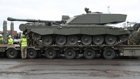 Guerre en Ukraine : le Royaume-Uni va livrer des chars lourds à Kiev