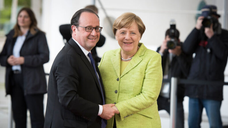 Angela Merkel salue François Hollande lors de sa dernière visite officielle en Allemagne, le 8 mai 2017 à Berlin, en Allemagne (Photo : Guido Bergmann/Bundesregierung via Getty Images)