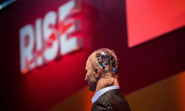 "Han le robot" avant d'entrer sur scène et d'aborder l'avenir de l'humanité lors d'une démonstration de Hanson Robotics à la conférence technologique RISE à Hong Kong, le 12 juillet 2017. (Isaac Lawrence/AFP/Getty Images)