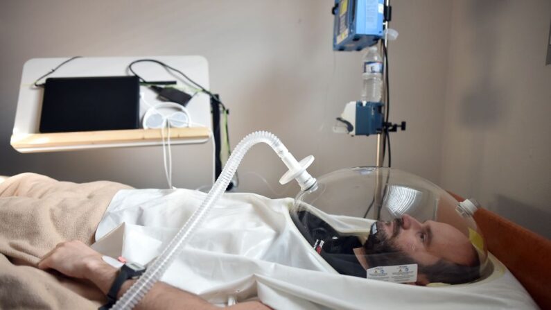 Un patient s'allonge dans un lit à l'Institut de médecine et de physiologie spatiales de Toulouse, le 23 novembre 2017. (Photo: REMY GABALDA/AFP via Getty Images)