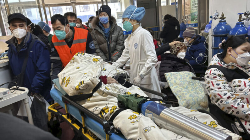 Un patient sous oxygène est transporté sur une civière dans une salle d'urgence très fréquentée d'un hôpital de Pékin, en Chine, le 2 janvier 2023. (Getty Images)