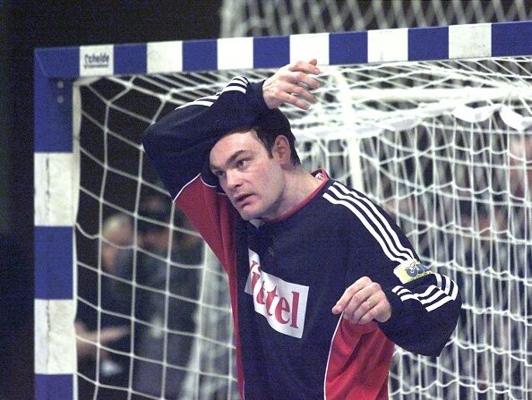 Le gardien de but français Bruno Martini photographié le 27 janvier 2000 à Rijeka, lors d'une rencontre du championnat d'Europe de handball entre la France et la Croatie. (Photo : JACQUES DEMARTHON/AFP via Getty Images.)