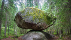 Le rocher de 500 tonnes de Kummakivi en Finlande est en équilibre sur une autre roche depuis 11 000 ans