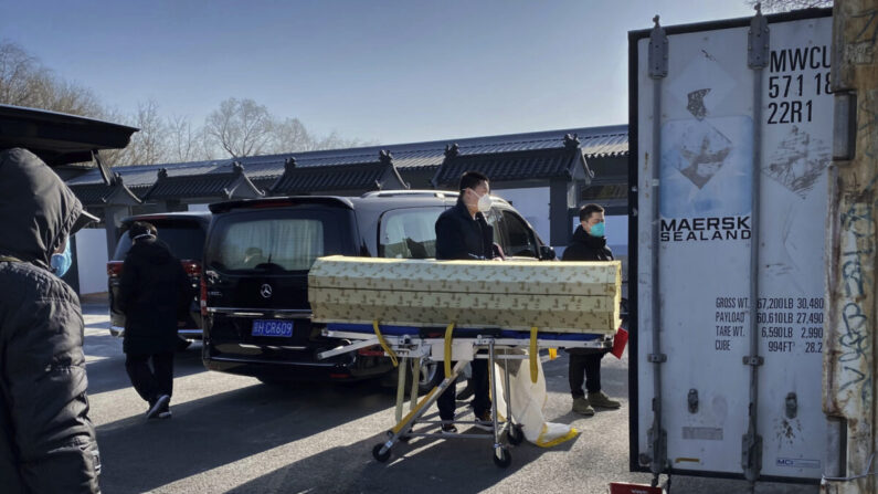 Cercueil au crématorium de Dongjiao, un des nombreux établissements de la ville qui traitent les cas de Covid-19, à Pékin, le 18 décembre 2022. (Getty Images)
