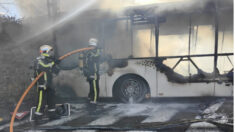 «Une torche de 14 tonnes qui avance»: un bus scolaire prend feu à Nîmes, les 10 enfants évacués à temps