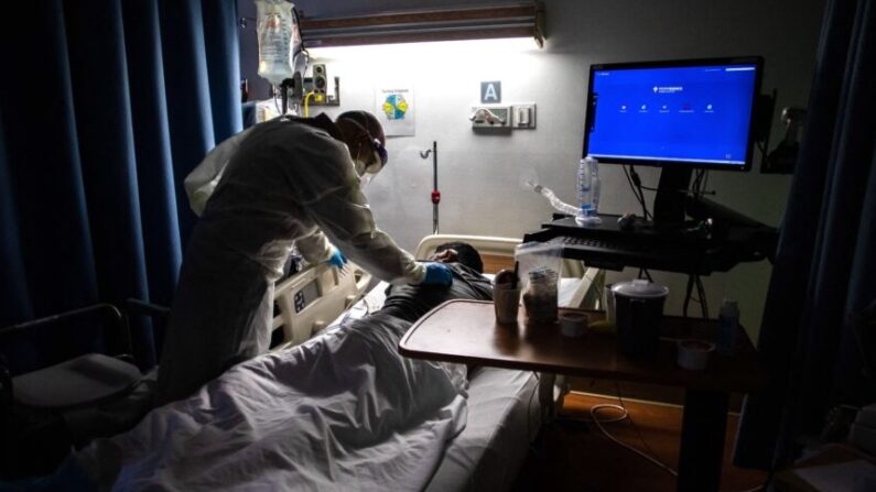 Un médecin examine un patient de 34 ans atteint du Covid-19 dans un centre médical de Tarzana, en Californie, le 2 septembre 2021. (Apu Gomes/AFP via Getty Images)