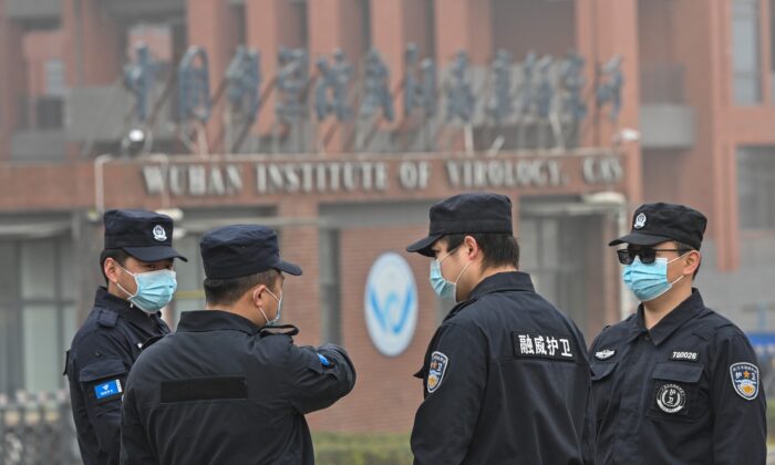 Sécurité devant l'Institut de virologie de Wuhan alors que des membres de l'équipe de l'Organisation mondiale de la santé (OMS) chargée d'enquêter sur les origines du coronavirus Covid-19 visitent l'institut à Wuhan, dans la province centrale du Hubei, en Chine, le 3 février 2021. (Hector Retamal/AFP via Getty Images)