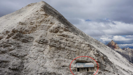 Un abri alpin niché dans la paroi rocheuse à pic des Dolomites italiennes