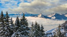 Dans le froid et la neige, le puy de Dôme offre un panorama à couper le souffle
