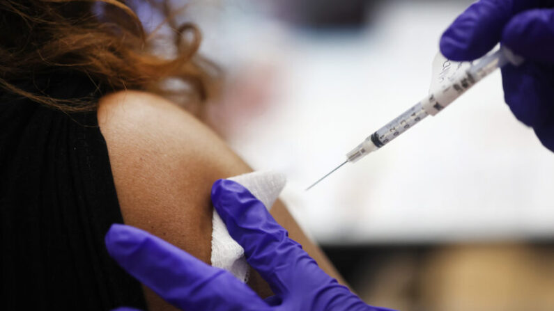 Rappel de vaccin Covid-19, dans l'Illinois, le 1er avril 2022. (Scott Olson/Getty Images)