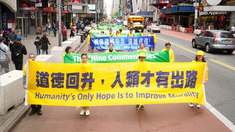 Défilé de pratiquants de Falun Gong, à New York, le 13 mai 2022. (Larry Dye/Epoch Times)
