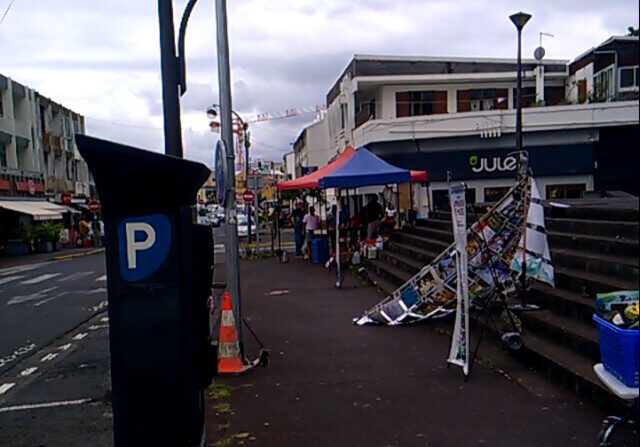 Photo du stand saccagé à la Réunion.